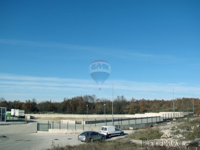 ISTRA, ŽMINJ, 3600 M2 U POSLOVNOJ ZONI, POVOLJNO!