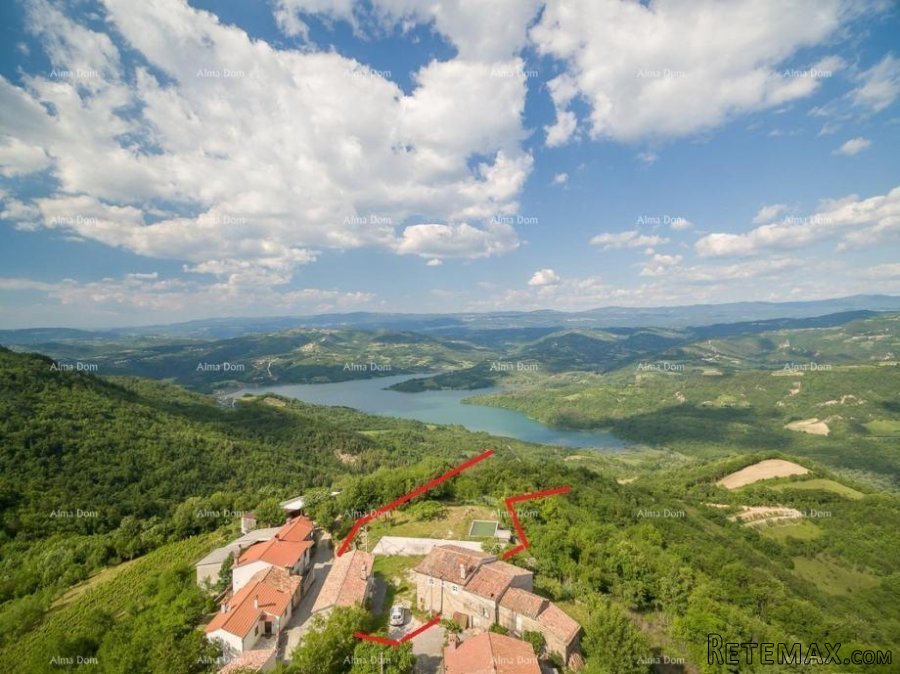 Građevinsko zemljište, s dozvolom za lux stanciju u okolici..