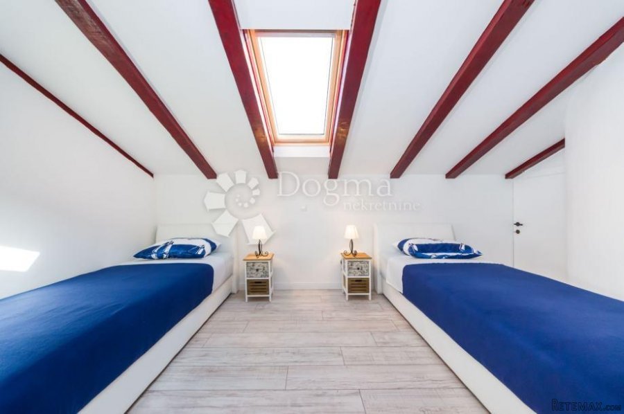 PREKRASNA KUĆA SA 5 APARTMANA - 10