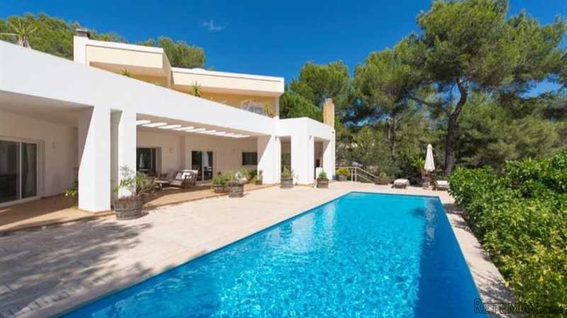 Modern style country house in Santa..