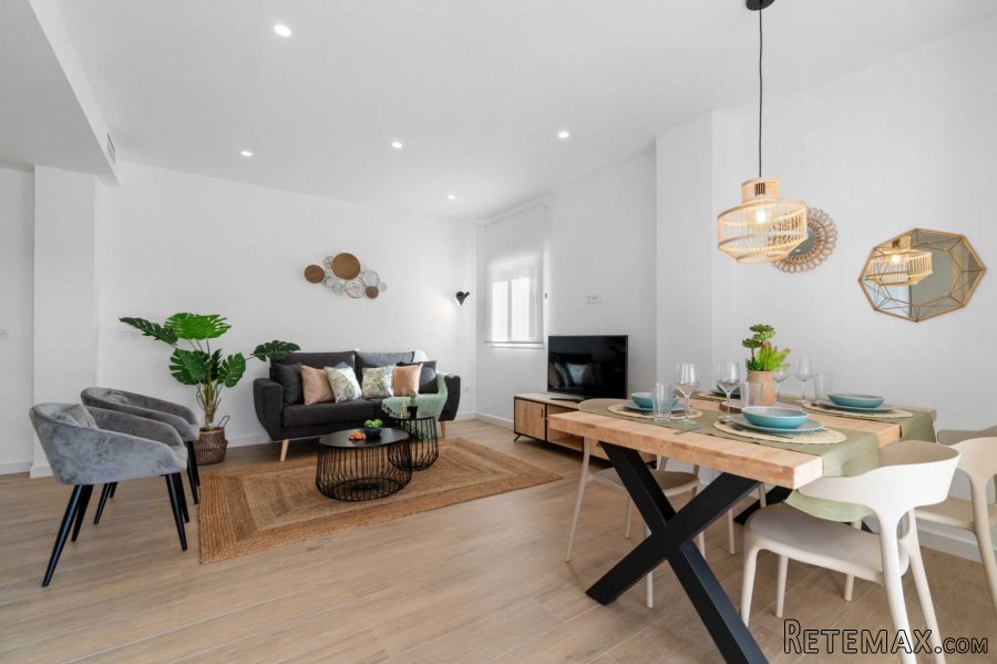 Apartamento de 3 amplios dormitorios con 2 baños completos..