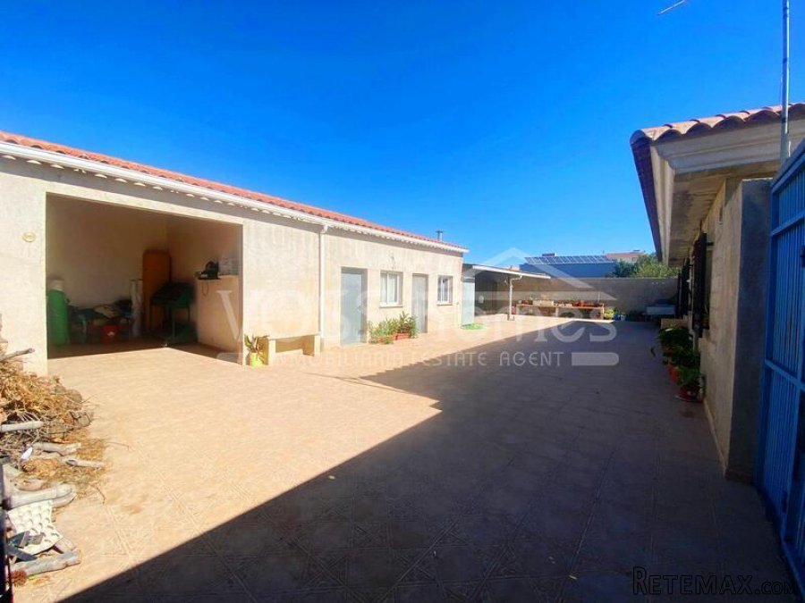 NEW LISTING TO VOSS HOMES - A large 4 bed, 2 bath Villa of.. - 16