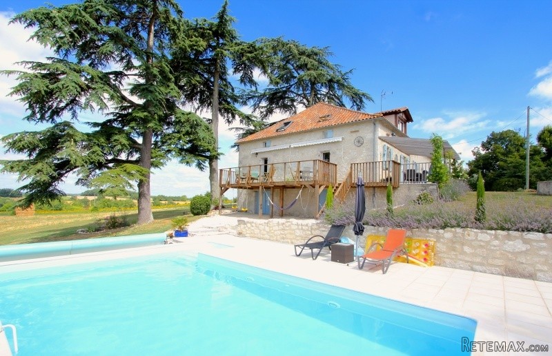 Superbly renovated 4-bed country..
