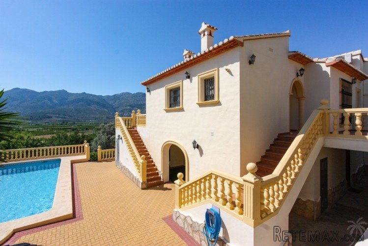 Bargain! This villa is located on a lovely plot with superb.. - 2