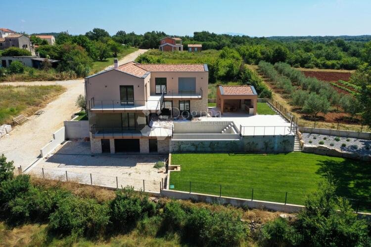 Poreč okolica – moderna vila s bazenom i 4 spavaće sobe