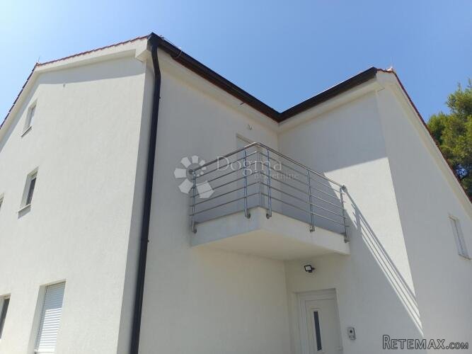 STAN U NOVOJ KUĆI U VODICAMA 700 m OD MORA 109 M2