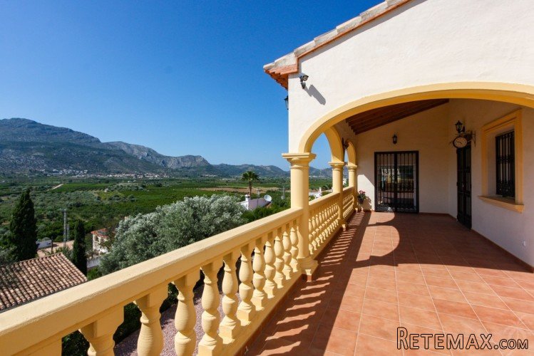 Bargain! This villa is located on a lovely plot with superb.. - 3
