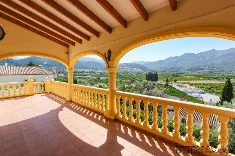 Bargain! This villa is located on a lovely plot with superb.. - 4