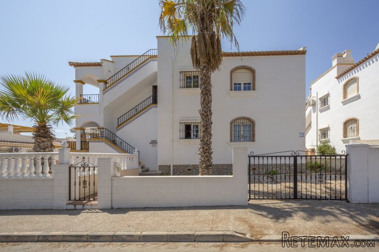 Bostaden är belägen strax söder om Torrevieja i Vi..