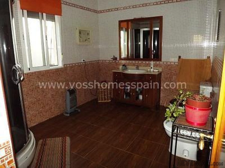 Large country cortijo situated just a 2 minute drive to a.. - 9