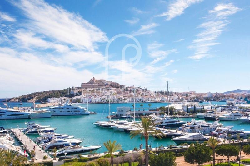 Beautiful reformed apartment on the sea..