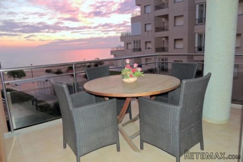 ROSES: Beautiful first line apartment..