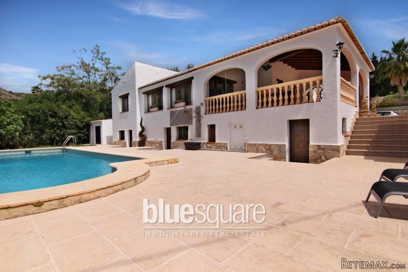 Spectacular villa at the foot of the..