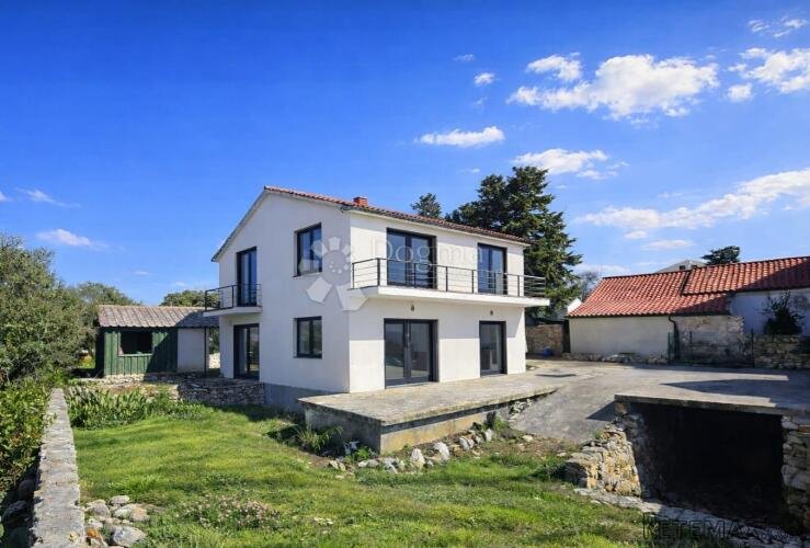 OTOK PAG - Kuća s 6 stambenih jedinica za renovaciju- ODLIČN