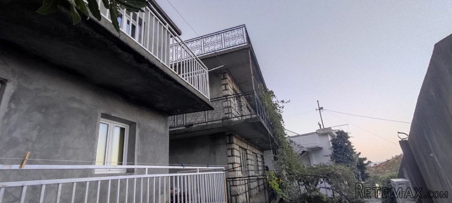 Prodajem dve kuce u Sutomoru