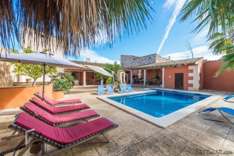 Spacious townhouse in Maria de la Salut..