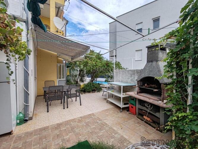VODICE-SRIMA apartman 2.red od mora, privatni vrt+PM