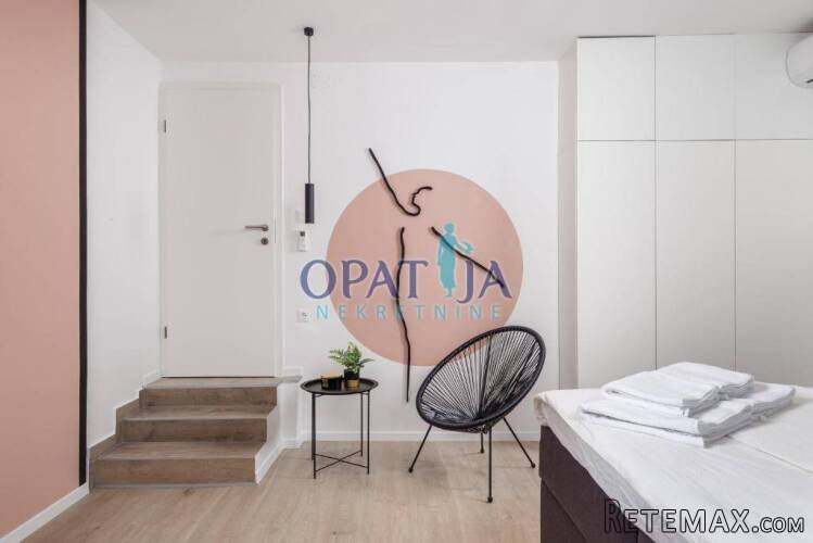 OPATIJA-CENTAR- moderno uređeni 2s+db s terasom i parkingom