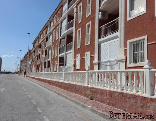 This ground floor apartment in La Mata has 2 bedrooms, 1.. - 2