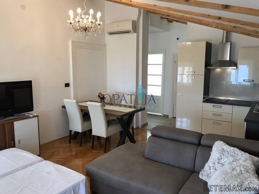 Opatija-centar stan visoko potkrovlje 65 m2 - 2