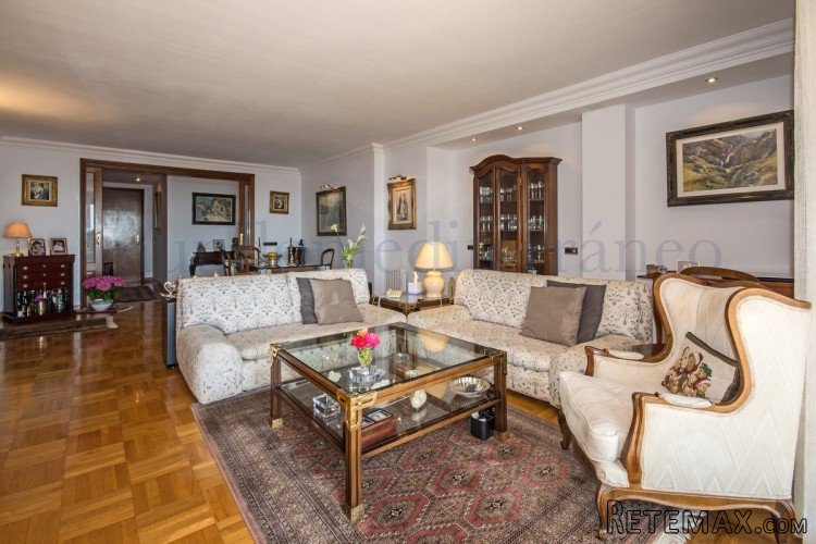 This luxurious ground floor property is located on the.. - 3