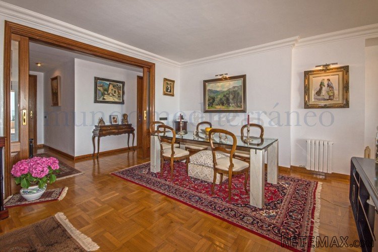 This luxurious ground floor property is located on the.. - 4