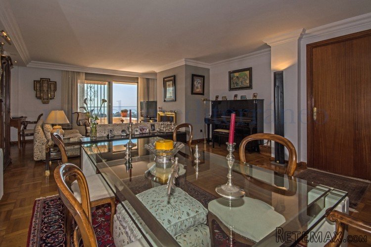This luxurious ground floor property is located on the.. - 5