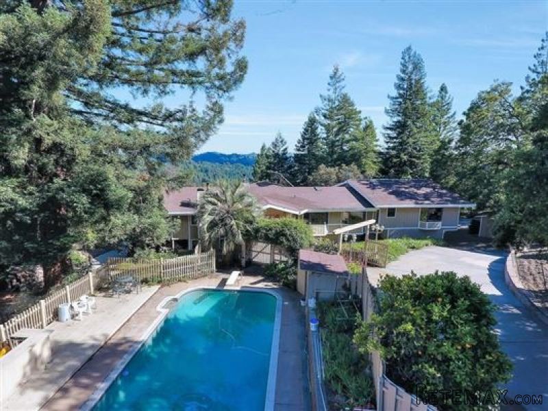 views to the Monterey Bay in los gatos