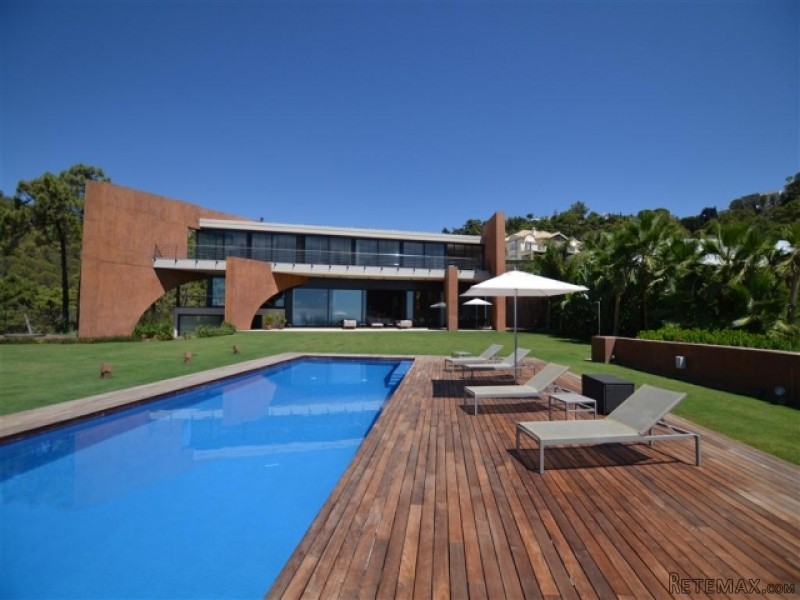 8 Bedroom Villa For Sale Situated In..