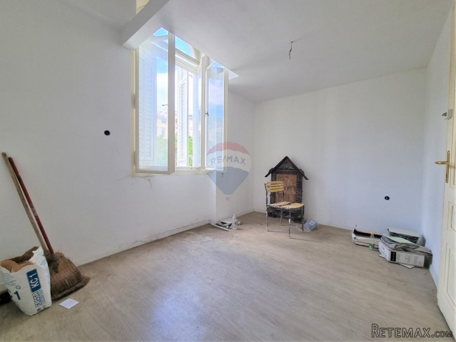 OPATIJA- STROGI CENTAR, poslovni prostor 15 m2 + galerija 10
