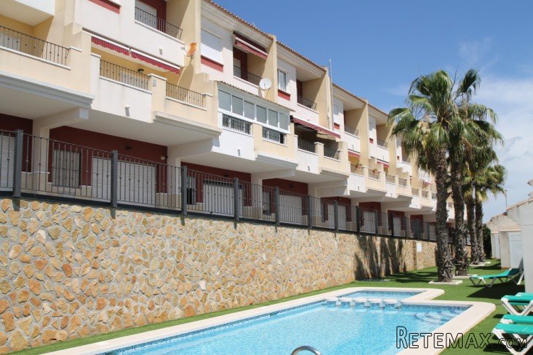 This beautiful spacious terraced house located on the east.. - 2
