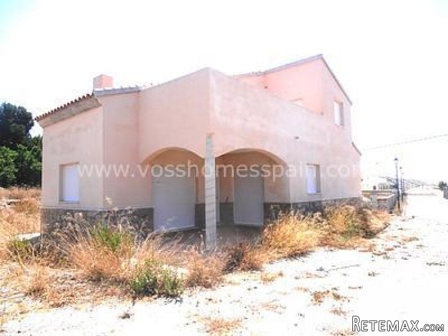 Villa that needs to be finished on a plot of 460m2. This.. - 2