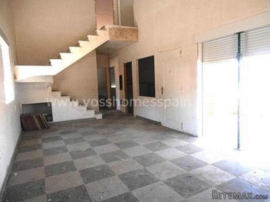 Villa that needs to be finished on a plot of 460m2. This.. - 3