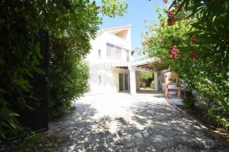 Apartman u gradu Krku s prekrasnom okućnicom!