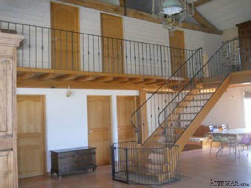 Quality Renovated Property Set On 1.4.. - 2