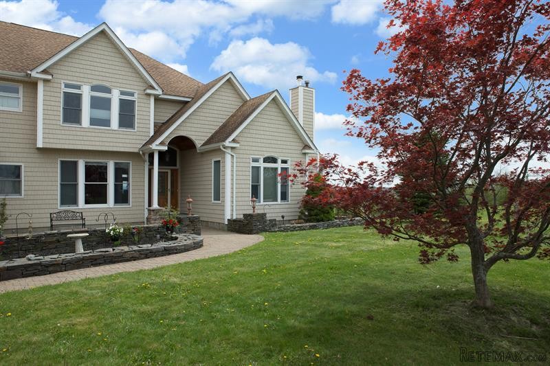 4 bedroom House For Sale: 45 Molly's.. - 2