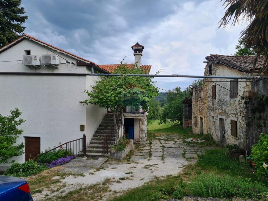 Istra, Pazin, kuća zajedno sa starinom, velikom okućnicom od