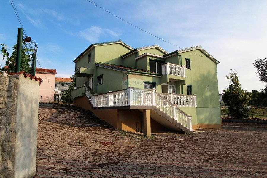 Viškovo, Dovičići, predivna kuća 520m2 s dva stana, velikom
