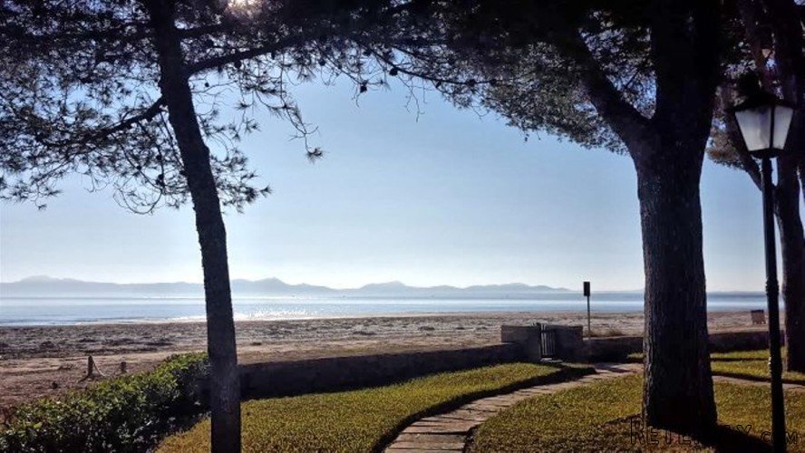 Fantastic first floor apartment right on the beach, on the.. - 2