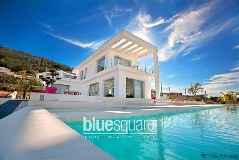 Contemporary 4 bedroom villa with views..