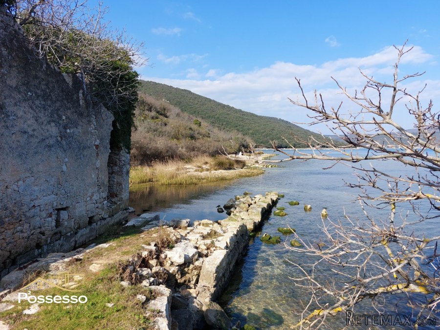 Samo kod nas!! Kuća na moru s velikim potencijalom - 17