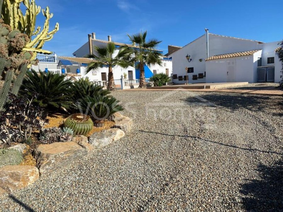 NEW LISTING TO VOSS HOMES - A huge, stunning, approx 490m2.. - 3