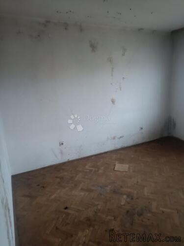 Prostrana Kuća u Glini za adaptaciju - 3