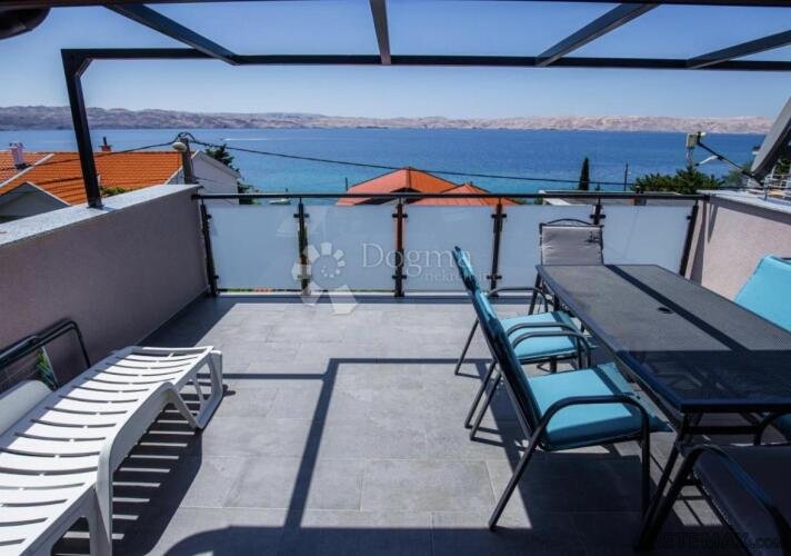 KUĆA S TRI APARTMANA UZ MORE