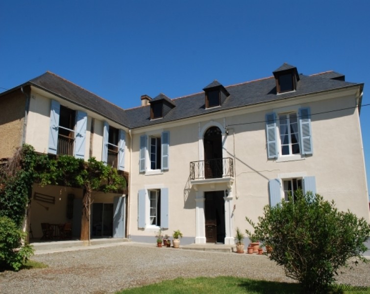 Stylish and luxurious country home with..