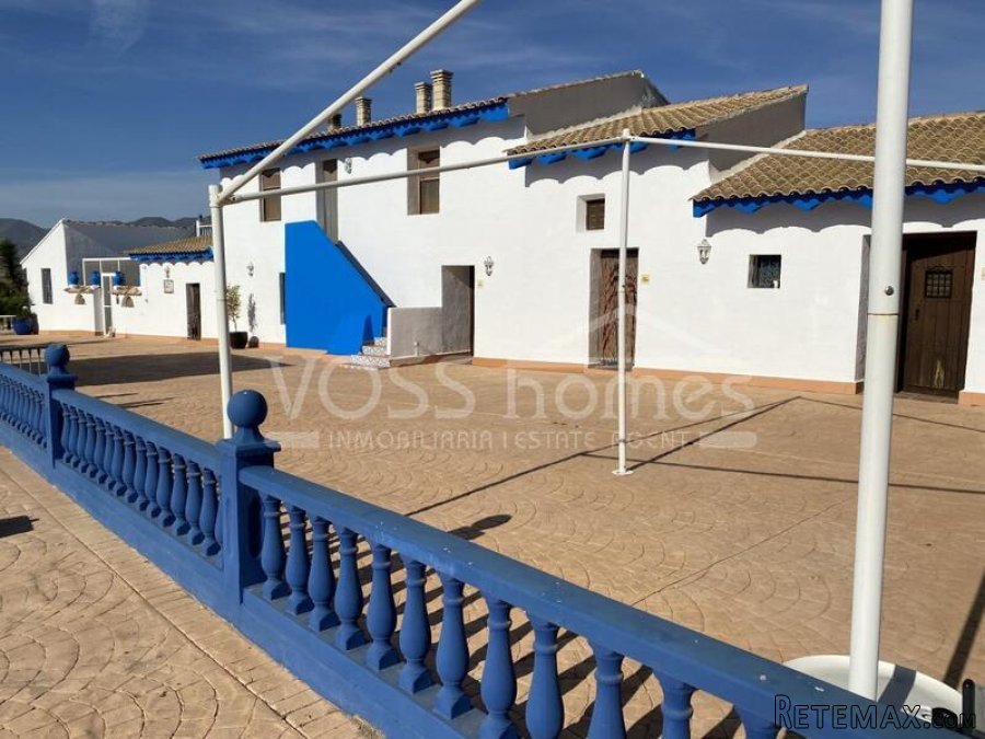 NEW LISTING TO VOSS HOMES - A huge, stunning, approx 490m2.. - 7