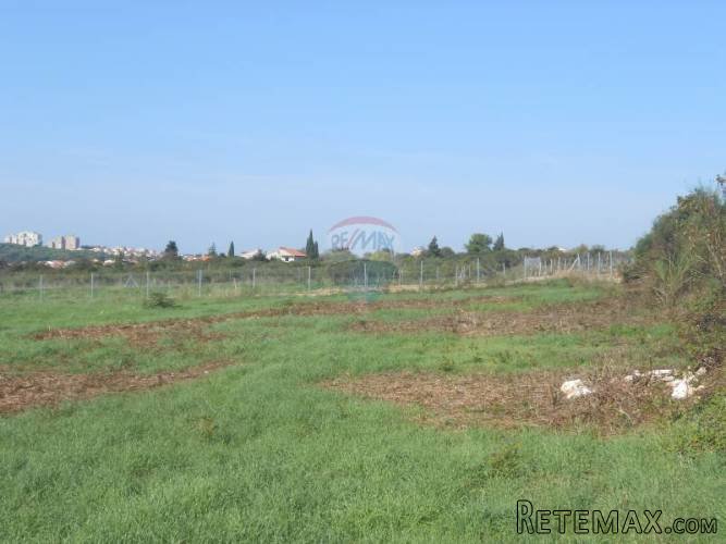 Istra, predgrađe Pule, građevinsko zemljište 698 m2 - 2