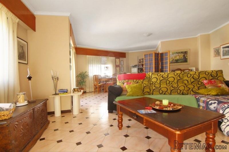 Large 3 Bedroom Second Floor Apartment.. - 2