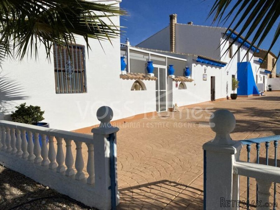 NEW LISTING TO VOSS HOMES - A huge, stunning, approx 490m2.. - 9