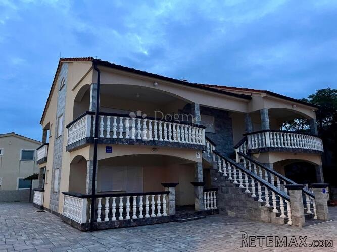 Apartmanska kuća s bazenom – 4 apartmana, 150 m od mora – ot - 2